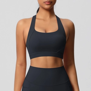 Detailopname van zwarte sportbeha met ademende en zeer elastische matte stoffen textuur