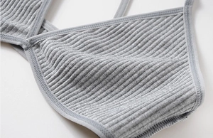 Détail du tissu en maille côtelée grise d'une brassière triangle souple sans armatures