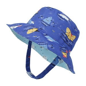 Détail d'un chapeau soleil bébé avec imprimé requin bleu et mentonnière réglable à velcro