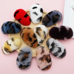 Dettaglio di nastri in peluche maculati leopardati su vassoio in legno e sfondo rosa