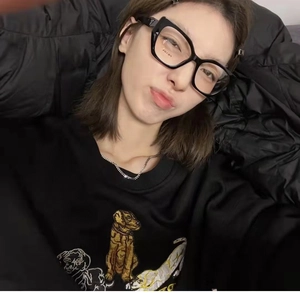Modische schwarze Sonnenbrille mit dickem Rahmen und Metallplakette am Brillenbügel