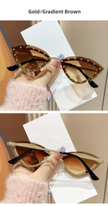 Détails de lunettes œil de chat, monture dorée, verres dégradés marron et strass brillants