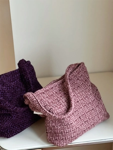 Dettaglio della trama in maglia di tweed delle borse a spalla viola e rosa polvere