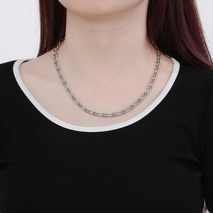 Collana classica a catena NK 3:1 argento indossata su modella per lunghezza e stile