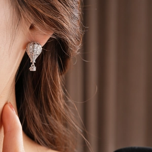 Détail d'une boucle d'oreille montgolfière en argent sertie de zircons étincelants