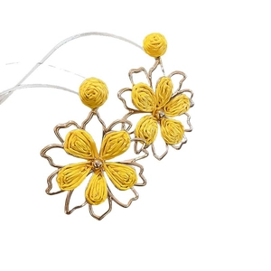 Summer vacation style yellow straw flower earrings with golden hollow metal frames