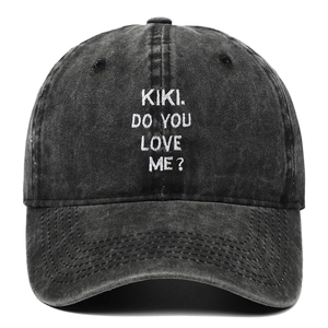 Dettaglio ravvicinato del ricamo bianco KIKI DO YOU LOVE ME su cappellino in cotone nero