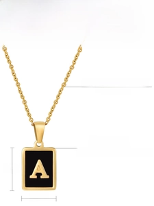 Vue détaillée du collier lettre A carrée en or 18K avec dimensions et spécifications