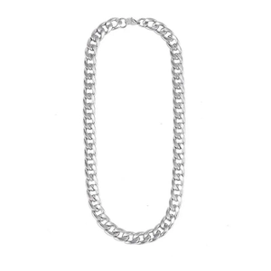 Collier à gros maillons cubains argentés polis pour hommes et femmes sur fond blanc