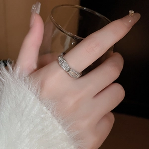 Détail de la bague nœud argentée avec zircon sur la main d'un mannequin