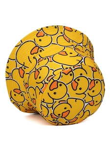 Gros plan sur un bob jaune avec imprimé canards en caoutchouc et texture en coton