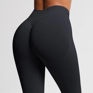 Nahaufnahme der nahtlosen High-Waist-Yogahose mit Push-up-Effekt und gerippter Textur