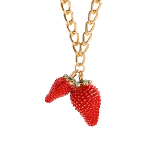 Collar con colgante de fresa, cadena dorada gruesa y dijes de esmalte rojo vivo