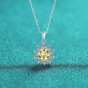 Macro-opname van de zilveren zonnebloemhanger met een felgele moissanite edelsteen