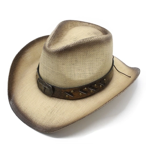 Détail du chapeau de cowboy en paille avec bande en cuir et boucle de taureau rétro