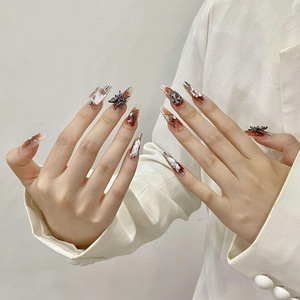 Faux ongles faits main style baroque avec marbrure rouge et papillons métalliques 3D