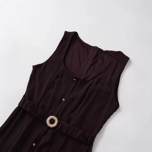Vestido sin mangas marrón oscuro con cuello cuadrado y cinturón con hebilla dorada