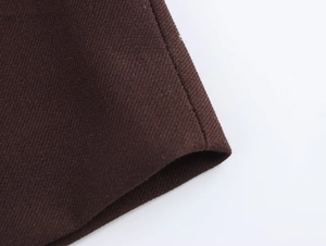 Detailansicht von dunkelbraunem Twill-Stoff mit grober Textur und präzisen Nähten