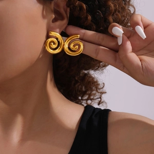 Boucles d'oreilles géométriques dorées en spirale avec un design vintage minimaliste
