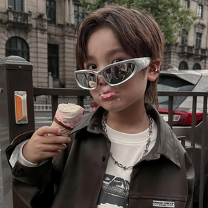 Tenue tendance pour enfant avec veste en similicuir marron, t-shirt blanc et lunettes argent