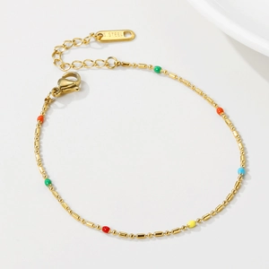 Minimalistisches Edelstahl-Armband in Gold mit bunten Perlen und Karabinerverschluss