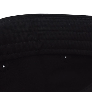 Primer plano de las costuras internas y el tejido de una gorra de béisbol de algodón negro