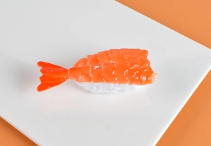 Modèle de sushi nigiri aux crevettes réaliste avec texture brillante sur plat blanc