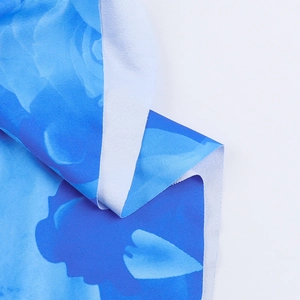 Détail macro du tissu à imprimé floral bleu et tissage de fibres douces de la robe