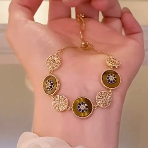 Bracelet élégant plaqué or 18 carats avec œil de tigre et breloques rondes style ensoleillé