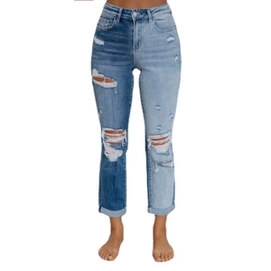 Jeans dritti da donna con patchwork denim sfumato e dettagli strappati sulle ginocchia