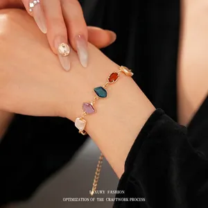 Bracelet vintage carré aux pierres précieuses colorées avec chaîne en métal doré