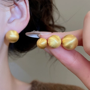 Detailed comparison of various sizes for brushed golden spherical stud earrings