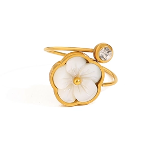 Bague ouverte en acier doré avec fleur blanche et oxyde de zirconium brillant