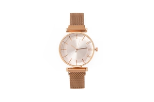 Vista detallada del reloj para mujer de oro rosa con correa de malla magnética y esfera grabada