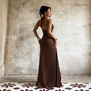 Elegantes Maxikleid mit tiefem V-Ausschnitt, rückenfrei und fließendem Seideneffekt-Stoff