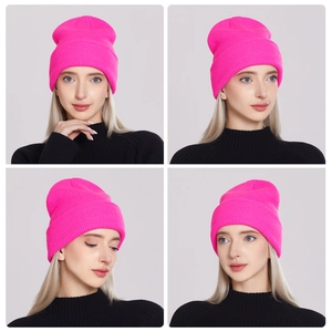 Vista in quattro angolazioni di un berretto in maglia rosa neon e trama a coste