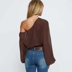 Braunes schulterfreies Chiffon-Langarm-Oberteil von hinten gesehen mit Denim-Jeans