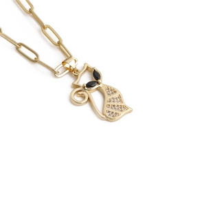 Primo piano della collana a catena dorata con ciondolo a forma di gatto traforato e zirconi