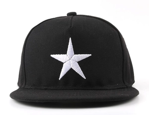 Detail der weißen Fünfzackstern-Stickerei auf einer schwarzen Hip-Hop-Baseballkappe