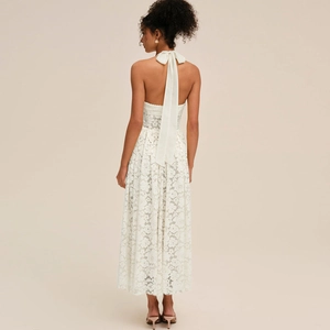 Robe midi élégante en dentelle blanche avec dos nu et grand nœud décoratif au cou