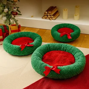 Gemütliches halbgeschlossenes Weihnachts-Haustierbett für Katzen und Hunde in Feststimmung