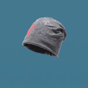 Gedetailleerde textuur van de grijze gebreide beanie met rode ster en artistieke prints