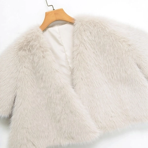 Gilet corto senza maniche in ecopelliccia da donna color bianco crema su gruccia in legno