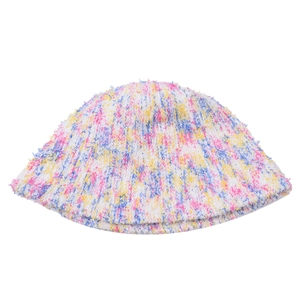 Dettaglio di un cappello pescatore in maglia arcobaleno con texture morbida e filato misto