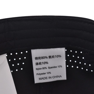 Dettaglio macro dell'etichetta di lavaggio con composizione in nylon, spandex e poliestere