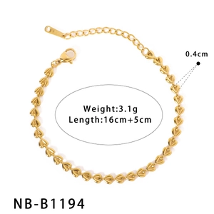 Détail du bracelet chaîne à maillons en forme de cœur en acier inoxydable doré avec fermoir