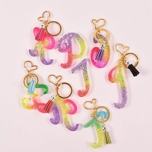 Porte-clés alphabet en résine avec paillettes, fermoir cœur doré et pompon coloré