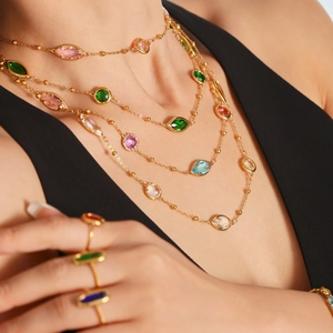 Collier doré multicouche élégant avec perles de verre colorées et bagues assorties
