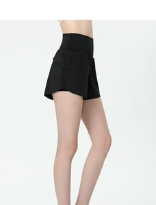 Détail du short de course 2-en-1 noir avec ventilation découpée au laser et taille haute