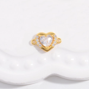 Vue détaillée du connecteur pendentif cœur S925 avec zircone pour la création de bijoux